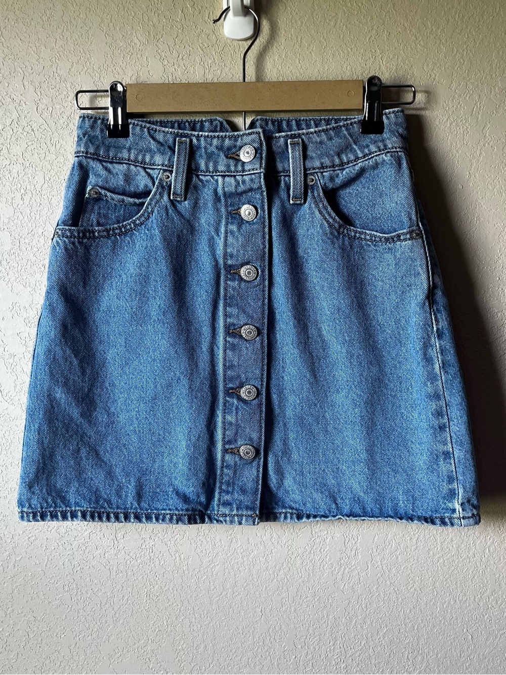 LEVIS Light Wash Classic Button-Front Denim Mini Skirt